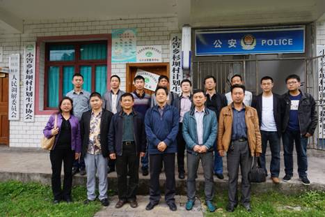贵阳学院党委书记蒙秋明一行赴同步小康驻点村调研