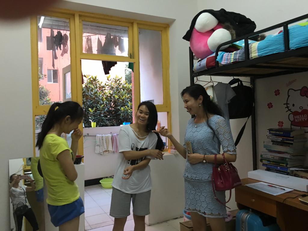 数信学院领导一行走访检查学生寝室-贵阳学院