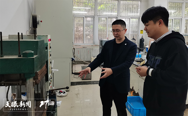 罗军向研究生讲解实验.jpg 罗军向研究生讲解实验.jpg